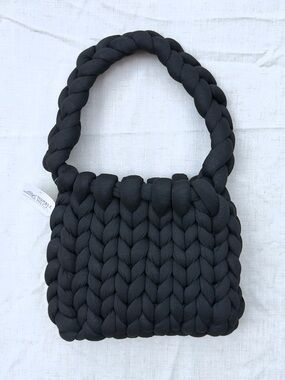 Chunky Hand-knit puffy yarn shoulder bag